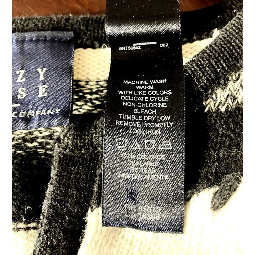 Liz Claiborne Crazy Horse Womens Black/White Stripe V Neck Sweater Medium